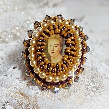 Bague Madame de Pompadour brodée avec un cabochon représentant une femme à laquelle s'ajoute des toupies, perles rondes nacrées, rocailles aux couleurs Jaune et Marron sur bague Bronze en laiton